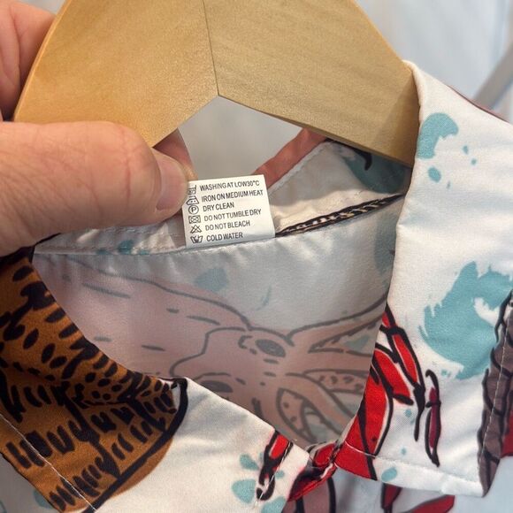 Men’s Short Sleeve Button Down Size Medium Seafood Boil Oyster Crab Octopus Clam - Picture 4 of 6